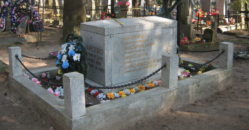 г. Лида. Братская могила 9 ксендзов на городском кладбище, расстрелянных нацистами в годы войны.