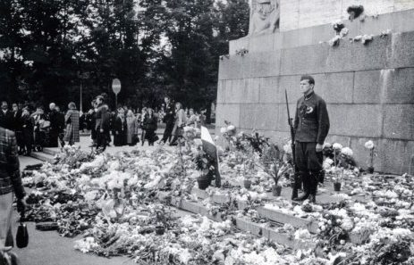 Почетный караул у монумента Свободы. Июль 1941 г.