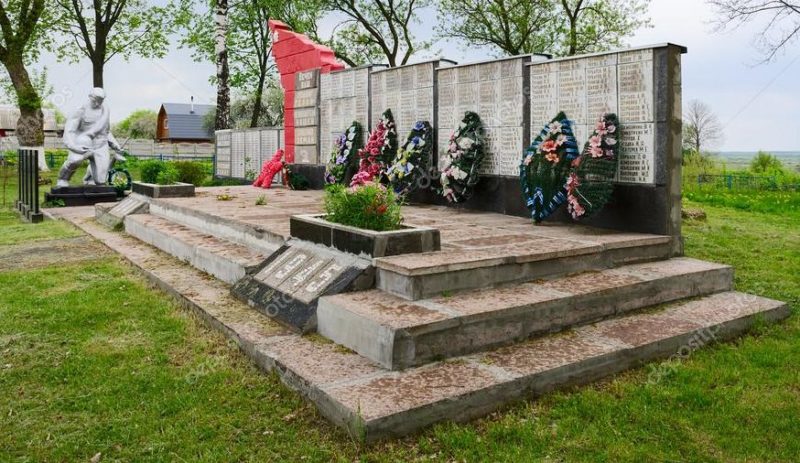 п. Шерстин Ветковского р-на. Памятник воинам, погибшим в годы войны.
