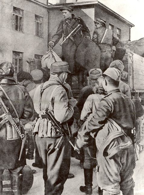 Распределение оружия в первый день восстания. Мартин, 29 августа 1944 г. 