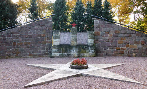 г. Вердер (Хавел). Памятник, установленный на братской могиле, в которой похоронен 21 советский воин.