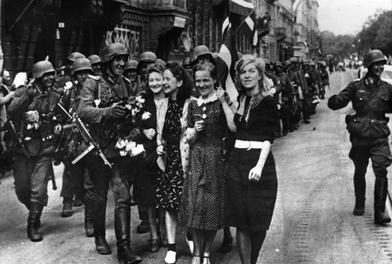 Немецкие солдаты в городе. Июль 1941 г.