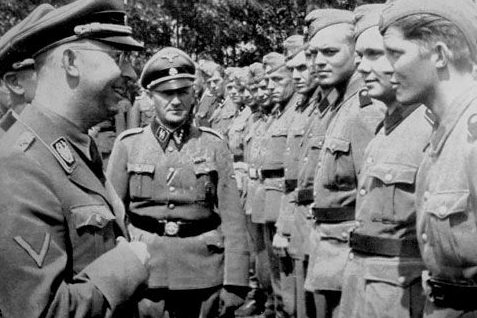 Генрих Гиммлер осматривал шведских добровольцев дивизии. Сеннхайм 1943 г. 
