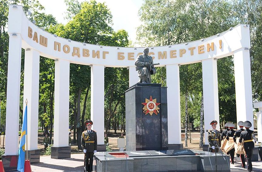 Центральный памятник на Алее Героев.