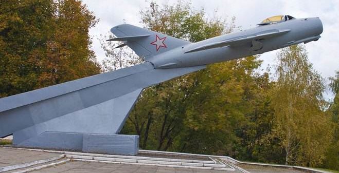 г. Мозырь. Самолет-памятник МИГ-17, установлен в честь героических подвигов летчиков.