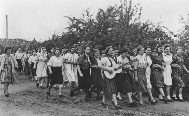 Рабочие в выходной день. Май 1943 г. Фотография немецкой пропаганды.