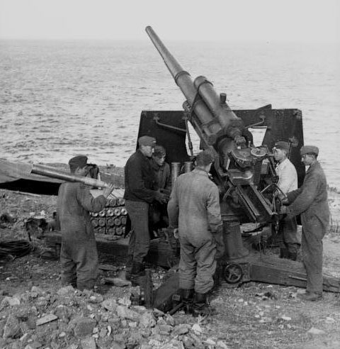 Зенитные орудия на побережье. Нормандия. 1942 г.