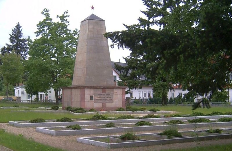 Коммуна Вольтердорф. Мемориал, установленный у братских могил, в которых похоронено 36 советских воинов и 13 польских подневольных рабочих.