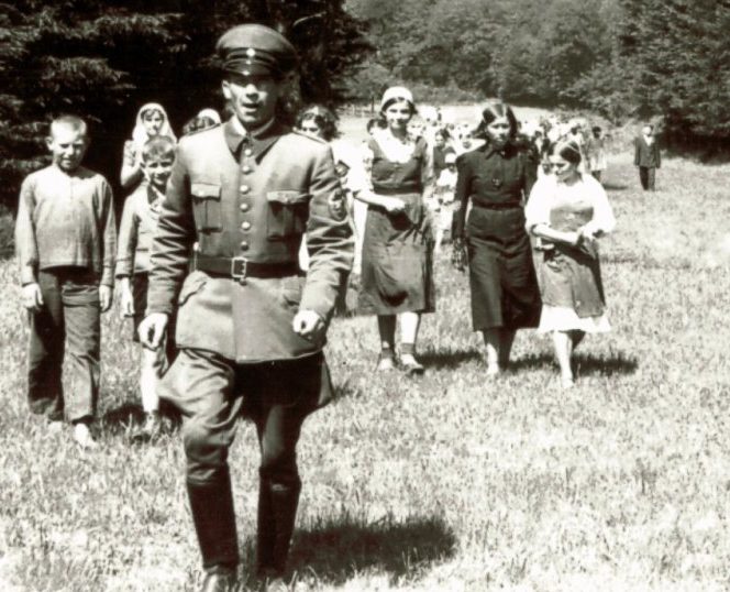 Организованная прогулка остарбайтеров. 1943 г. Так было на самом деле. 