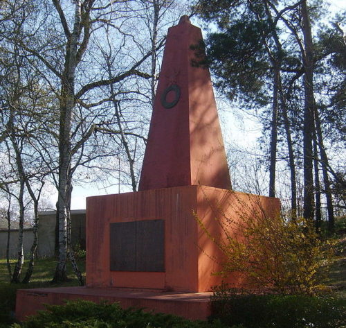 д. Козелиц. Памятник, установленный на братской могиле, в которой похоронено 188 погибших советских военнопленных.