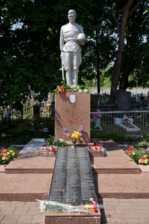 г. Мозырь. Памятник, установленный на братской могиле, в которой похоронен 151 советский воин.