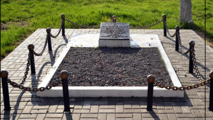 д. Родники Волковысского р-на. Братская могила, в которой захоронено 44 советских воина, из них 38 неизвестных.