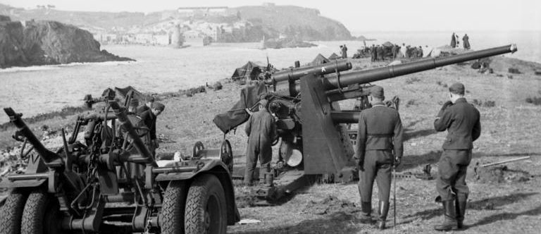 Зенитные орудия на побережье. Нормандия. 1942 г.