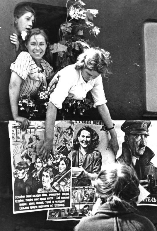 «Добровольцы Восточные рабочие приезжают в Германию». Май 1943 г. Фотография немецкой пропаганды.