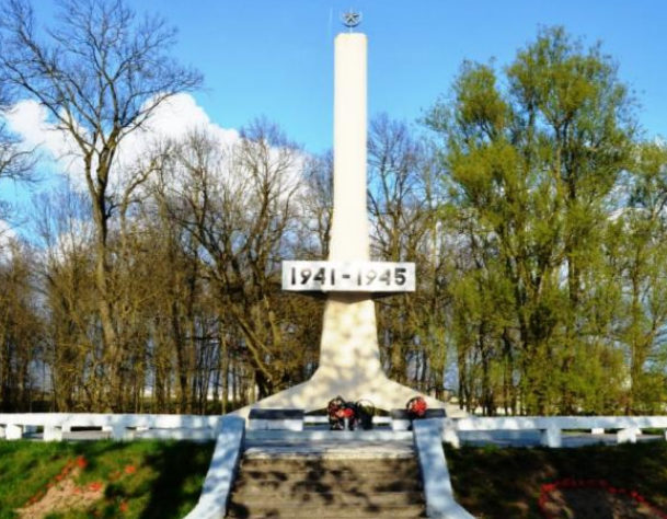 Агрогородок Субочи Волковысского р-на. Братская могила воинов, в которой захоронено 2 неизвестных воина.