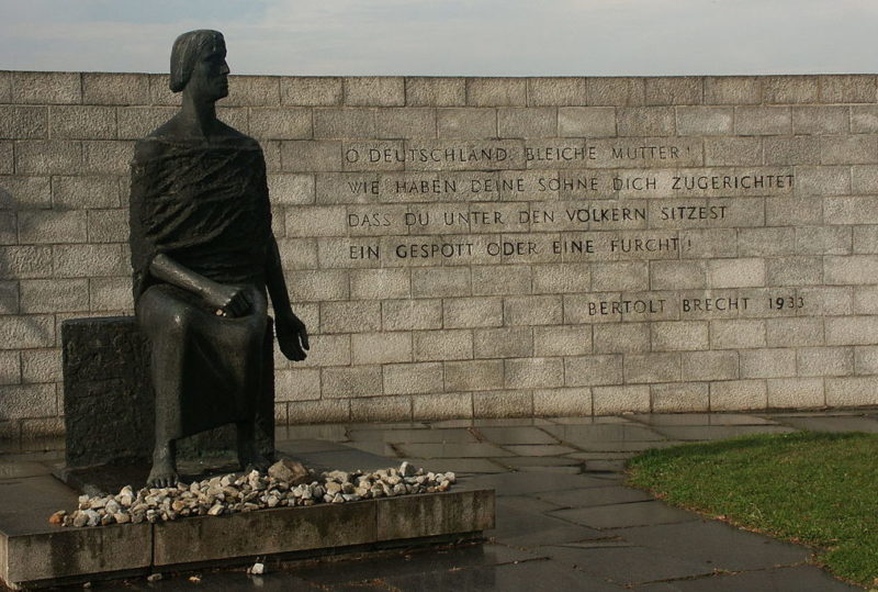 г. Магдебуг. Памятник «Скорбящей матери» на западном кладбище, где похоронены жертвы бомбардировок и погибшие немецкие солдаты.