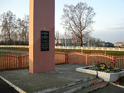 д. Бастуны Вороновского р-на. Обелиск на братской могиле, в которой похоронено 2 неизвестных воина, погибших в июне 1941 года. 