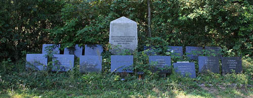 д. Греффен. Памятник, установленный на братской могиле, в которой захоронено 15 советских военнопленных и подневольных рабочих.