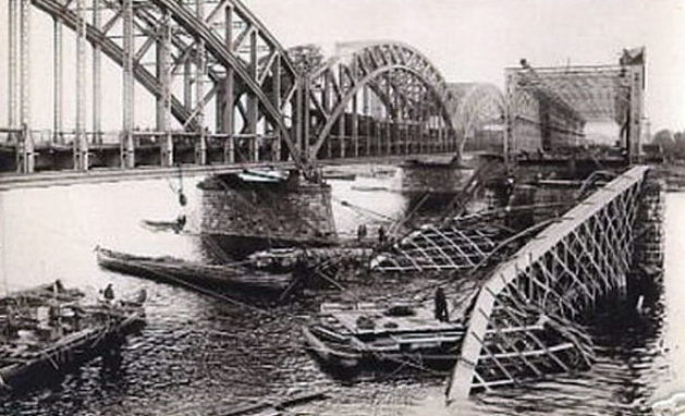 Разрушенный железнодорожный мост через Даугаву. Июль 1941 г. 