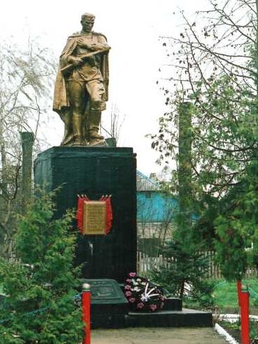  д. Поречье Лидского р-на. Памятник, установленный на братской могиле, в которой похоронено 14 советских воинов, из них 8 неизвестных.