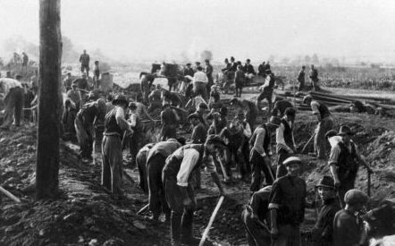 Жители копают противотанковый ров. Август 1944 г.