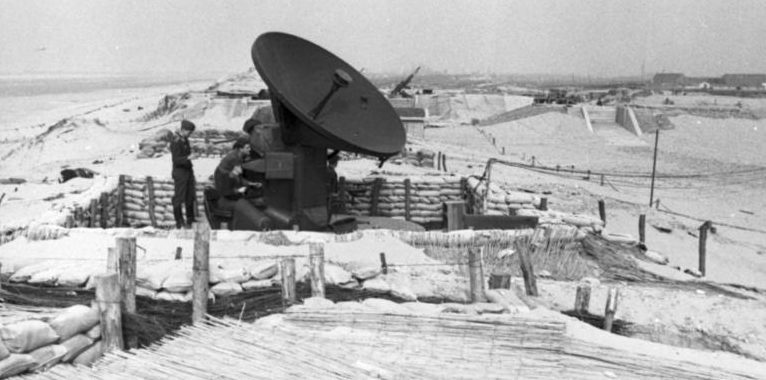 Радар и зенитная батарея на побережье. 1942 г.