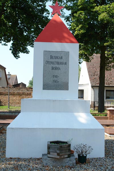 д. Грэбендорф. Памятник, установленный на братской могиле, в которой похоронено 78 советских воина.