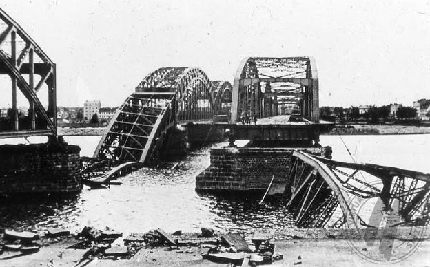 Разрушенный железнодорожный мост через Даугаву. Июль 1941 г. 