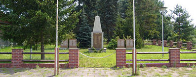 Муниципалитет Гросс-Кёрис. Памятник, установленный у братских могил, в которых похоронено 278 советских воинов.