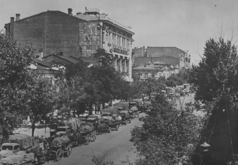 Немецкий обоз втягивается в город. Июль 1942 г.
