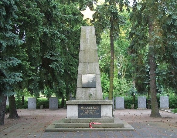 г. Гросс-Нойендорф, Меркиш-Одерланд район. Памятник на братской могиле советских воинов. 