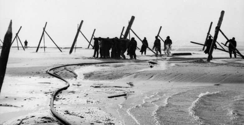 Német katonák akadályokat állítottak a leszálló hajók elé.  1943 g.