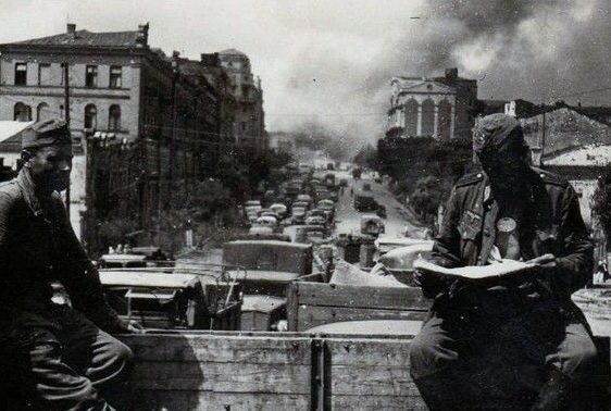 Немецкий обоз втягивается в город. Июль 1942 г.