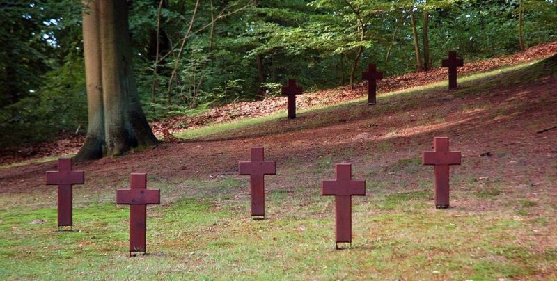 Кресты на братских могилах кладбища.