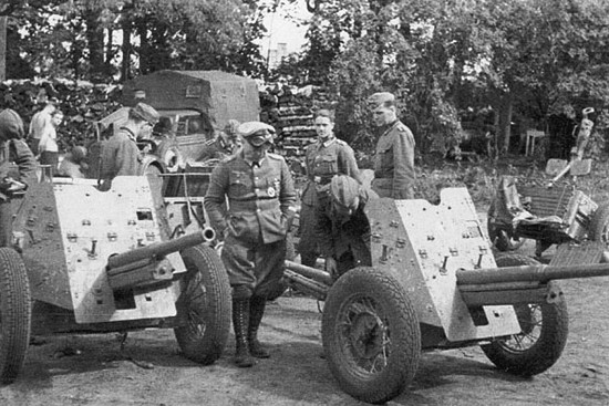  Захваченные немцами советские орудия. Июль 1941 г.