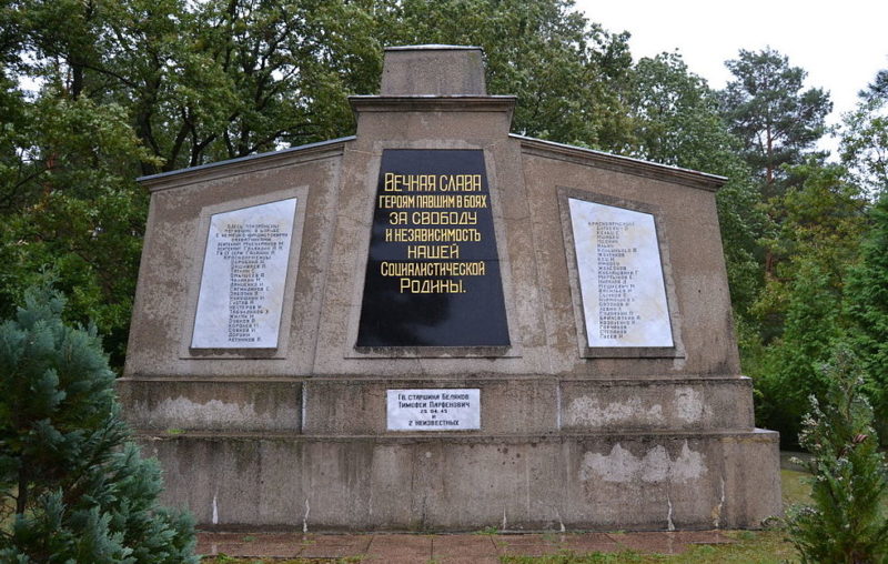Коммуна Грюнхайде. Памятник, установленный на братской могиле, в которой похоронено 46 советских воинов.