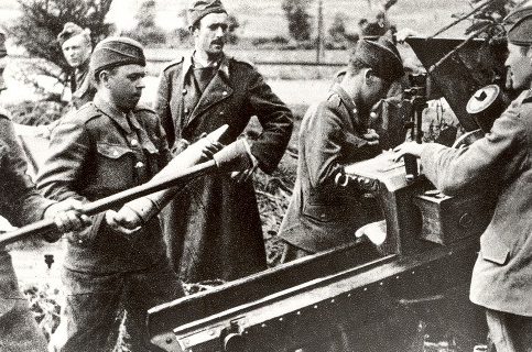 Восставшие на боевой позиции в Кошшнани под Турком. Август 1944 г.