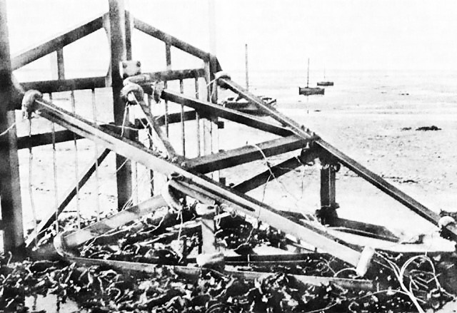 Противотанковое заграждение «Бельгийские ворота» на пляже. Нормандия. 1942 г.