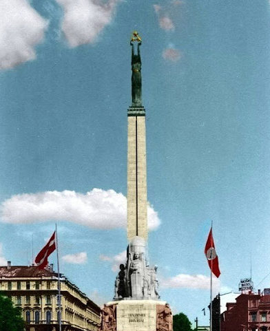 Немецкие флаги у монумента Свободы. Лето 1941 г. 