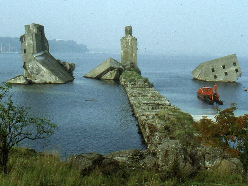 Вид с берега на остатки бункера в 2000 году.
