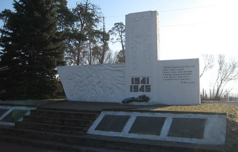 д. Гудевичи Мостовского р-на. Памятник 38 землякам, погибшим в годы войны.