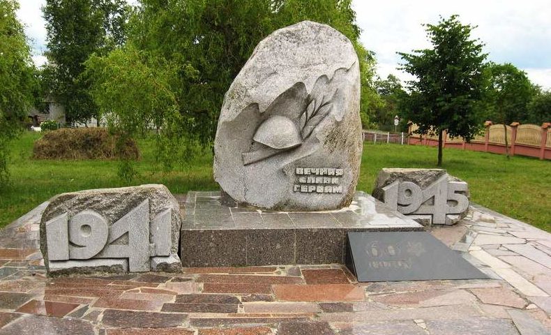 д. Заболоть Вороновского р-на. Памятник советским воинам.