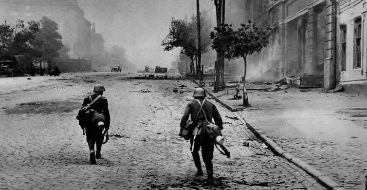 Солдаты словацкой дивизии входят в город. Июль 1942 г. 