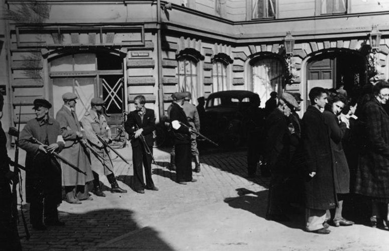 Латвийские «патриоты» задерживают евреев. Лето 1941 г.