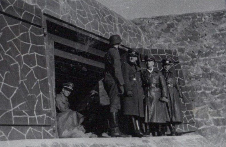 Роммель инспектирует крепость. 1944 г. 