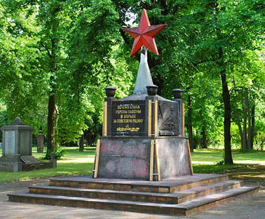 Коммуна Далльгоу-Дёбериц. Памятник, установленный на братской могиле, в которой похоронен 391 советский воин.