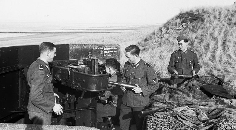 50 mm-es lövegek kiszámítása a parton.  Hollandia, 1942