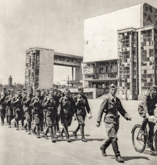 Солдаты словацкой дивизии входят в город. Июль 1942 г.