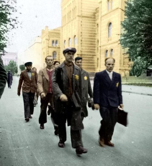 Евреи идут на работу. Август 1941 г.