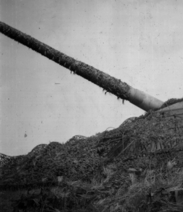 Закамуфлированная позиция 380-мм орудия. 